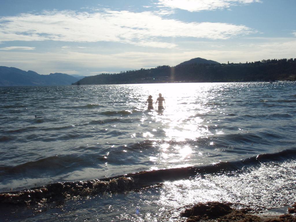 At The Beach Bed And Breakfast Kelowna Buitenkant foto